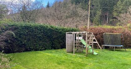 Amazing 4bedroom dog/family friendly lodge with hottub/fire bowl in Cornish wood
