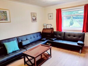 TV, fireplace - Sherlock's House (Burton upon Trent)