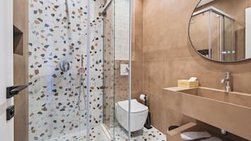 Superior Double Room, Balcony, Park View | Bathroom