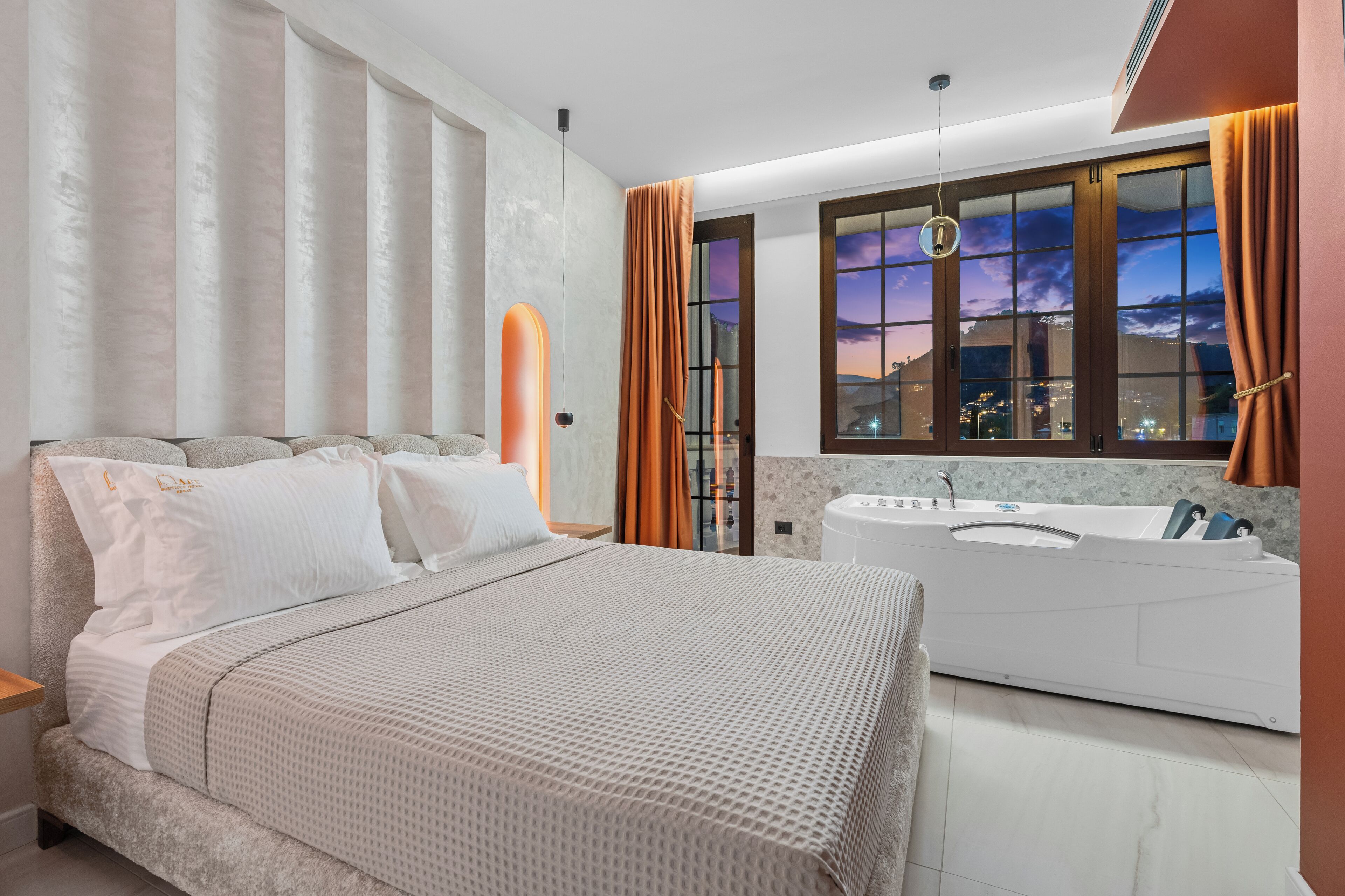 Chambre Double Design, balcon, vue ville | Bureau, rideaux occultants, fer et planche à repasser, Wi-Fi gratuit