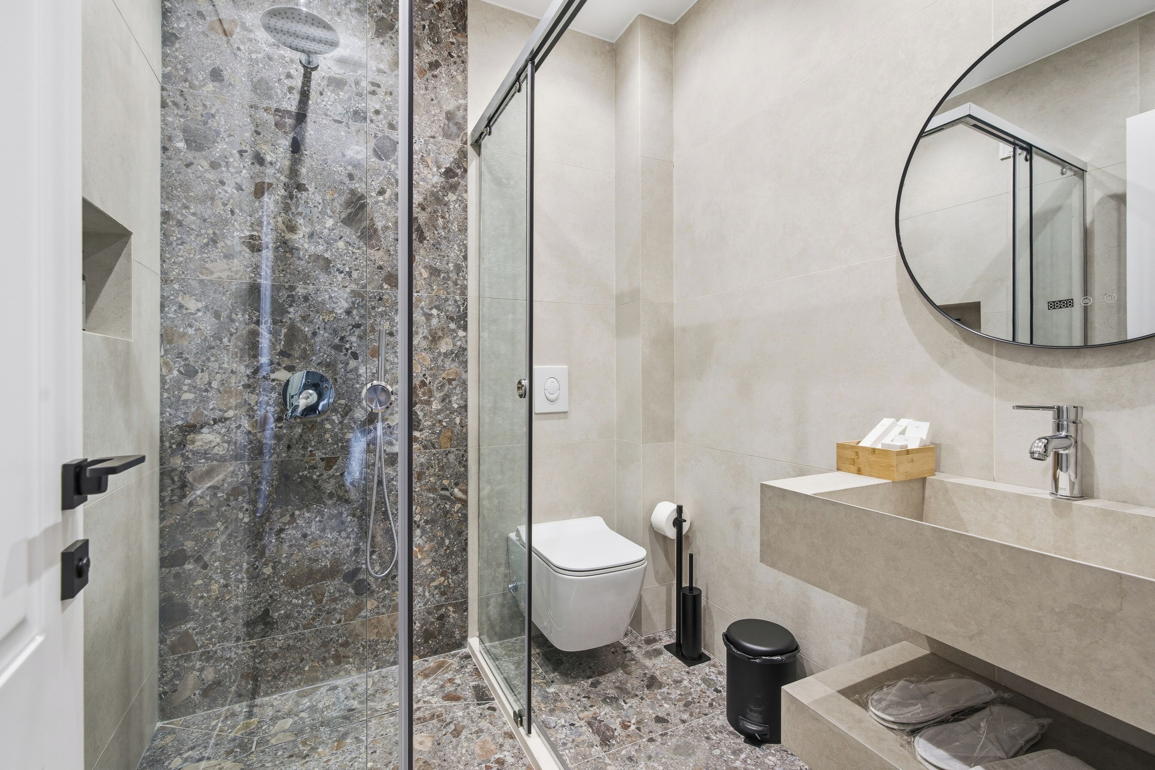 Superior Double Room, Balcony, Park View | Bathroom