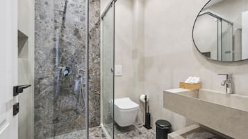 Superior Double Room, Balcony, Park View | Bathroom
