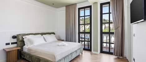 Escritorio, cortinas blackout y tabla de planchar con plancha