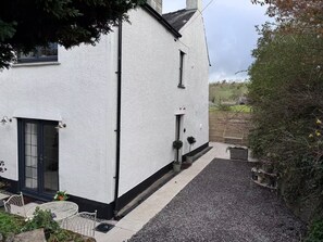 Terrace/patio - The Nook: Boutique Lake District Cottage with Hot Tub, Log Burner and Views (Embleton)