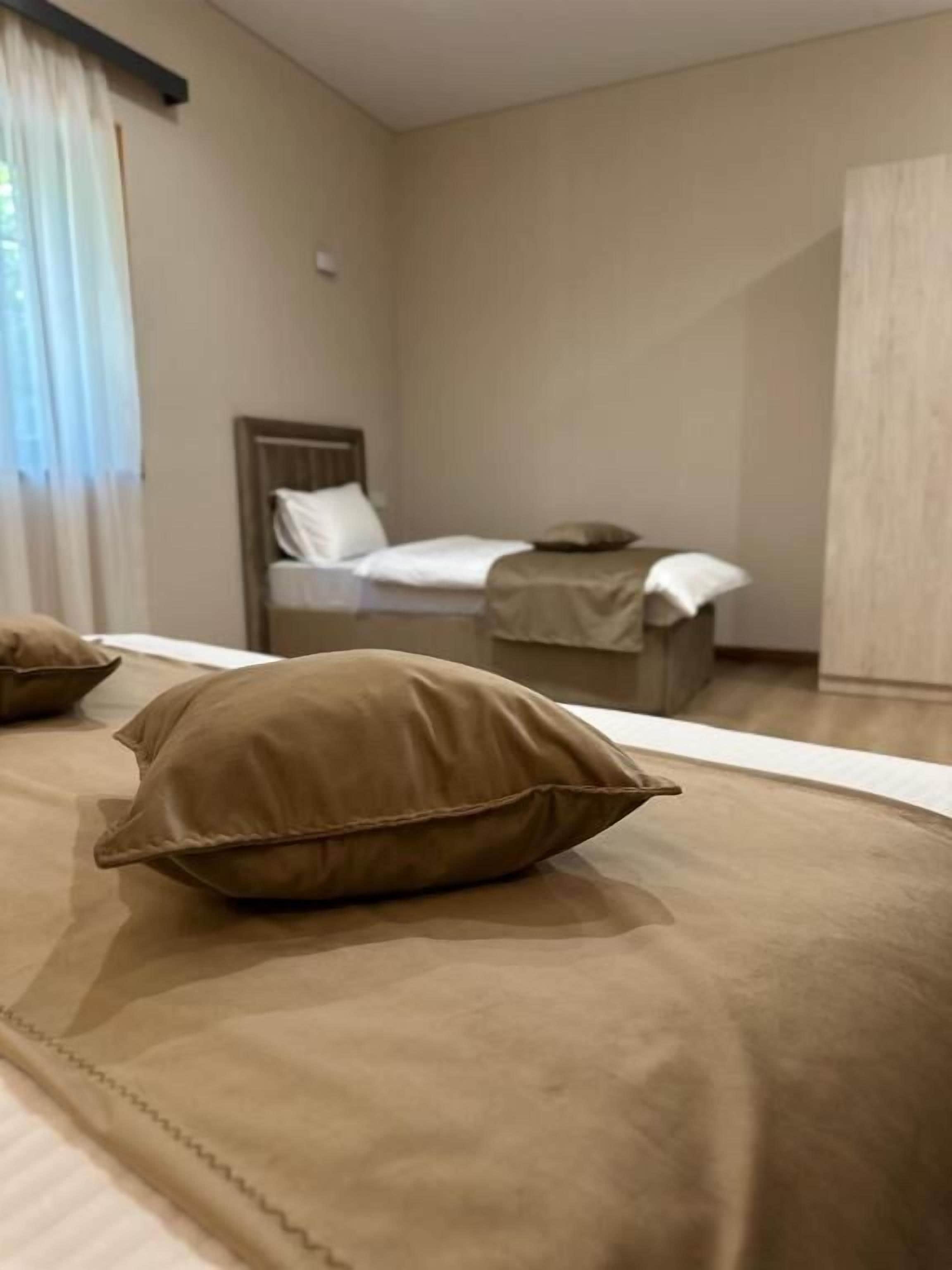 Una habitación de hotel con una cama, una mesita de noche y un espejo.