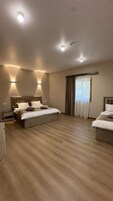 Habitación triple clásica | Cortinas opacas, sistema de insonorización, wifi gratis