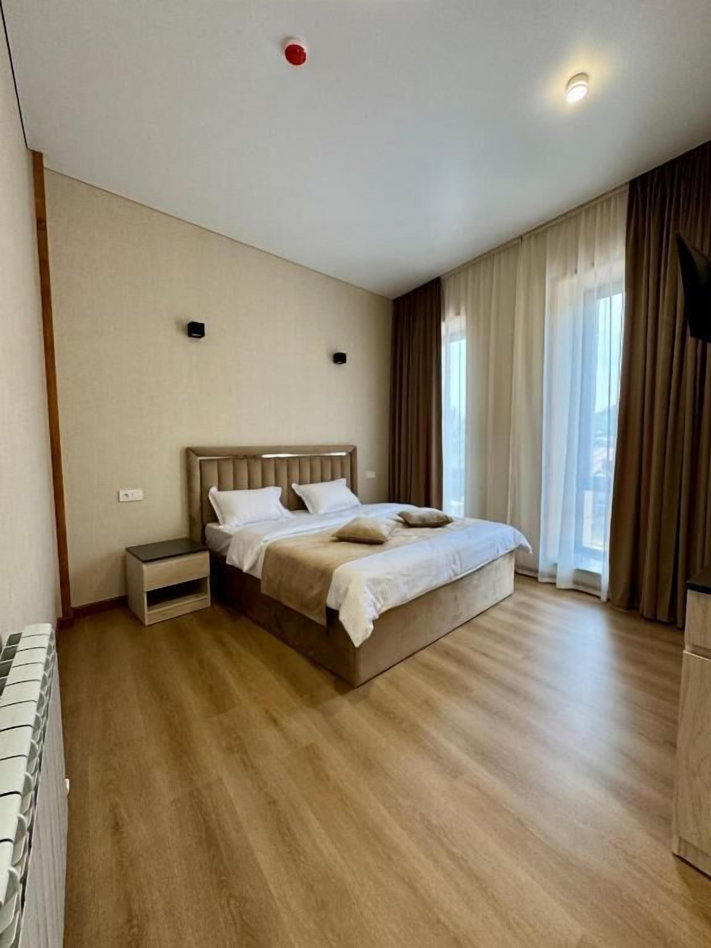 Standard-Doppelzimmer, Stadtblick | Verdunkelungsvorhänge, schallisolierte Zimmer, kostenloses WLAN