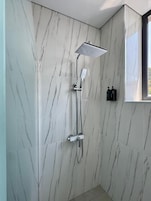 Habitación estándar doble, vistas a la ciudad | Baño | Zapatillas y bidé