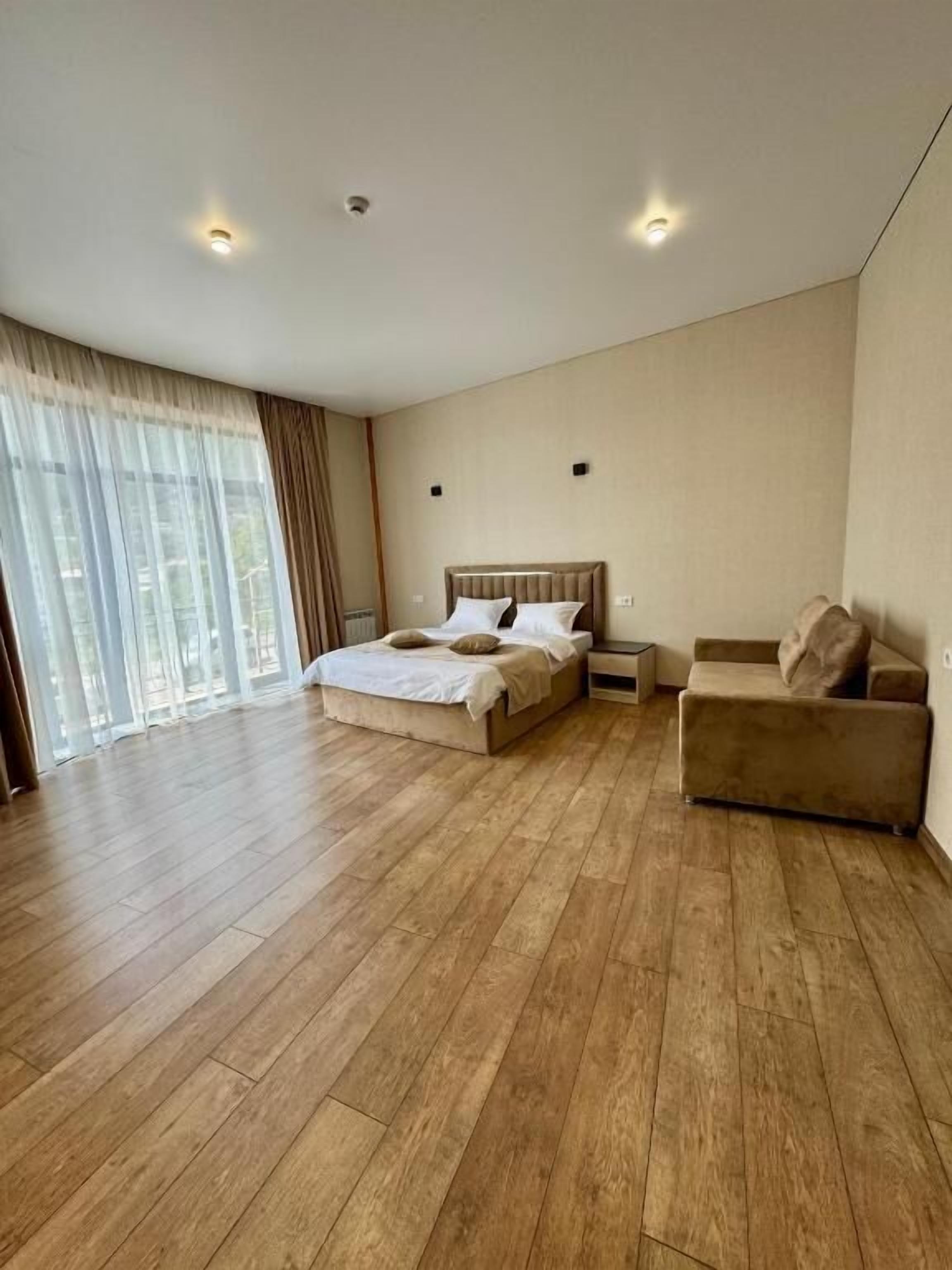 Deluxe-Doppelzimmer, Balkon, Stadtblick | Verdunkelungsvorhänge, schallisolierte Zimmer, kostenloses WLAN