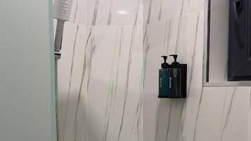 Chambre Triple Classique | Salle de bain | Chaussons