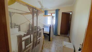 Caja de seguridad en la habitación y escritorio