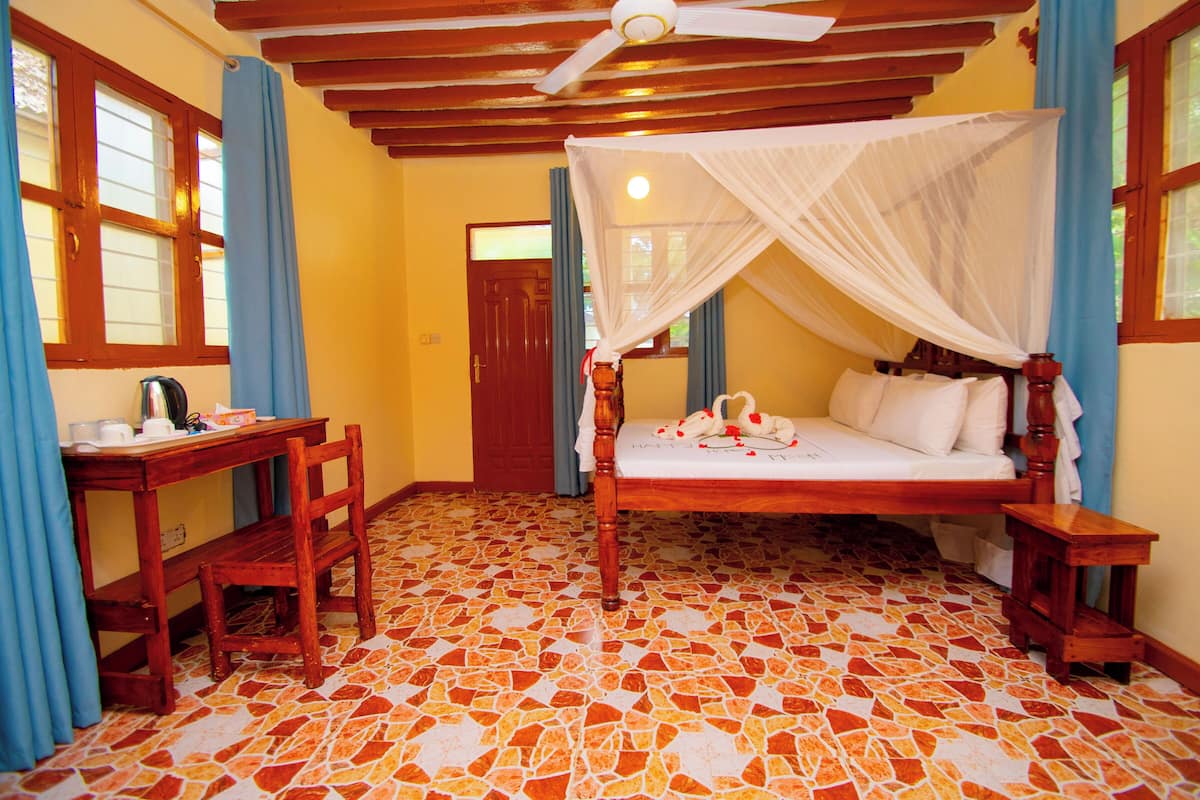 Honeymoon Oasis | Tallelokero huoneessa, työpöytä