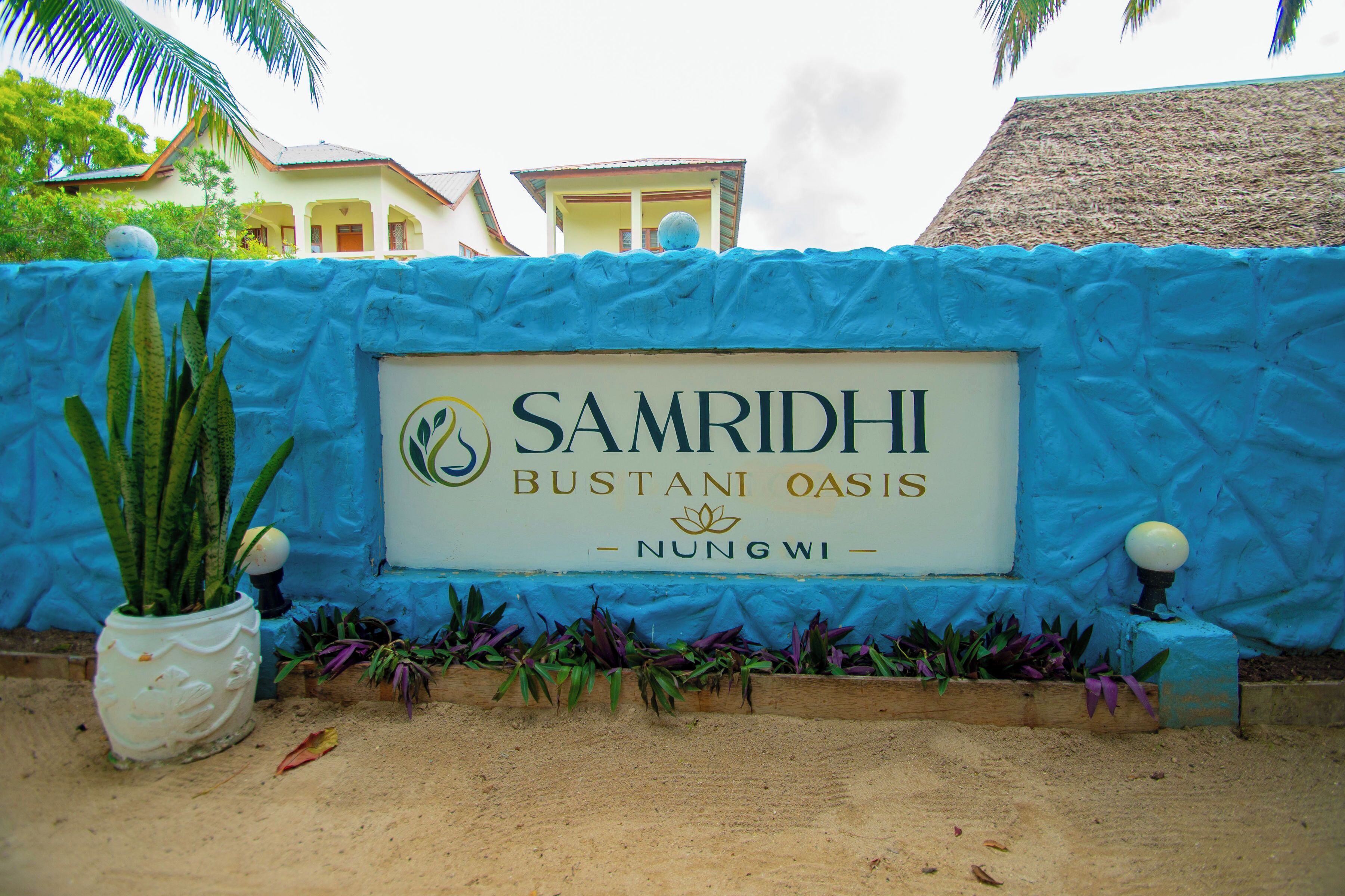 Schild für das Samrithi Bustan Oasis in Nungwi.