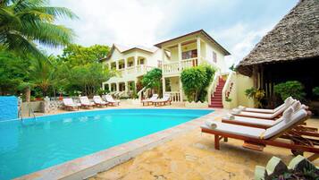 Una piscina al aire libre