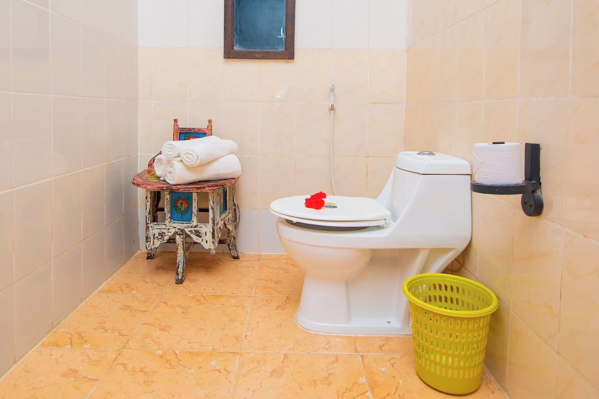 Deluxe Garden Room (Double) | Bathroom | Shower, towels, toilet paper