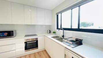 Doppia Deluxe | Cucina privata | Frigorifero, microonde, forno, lavastoviglie