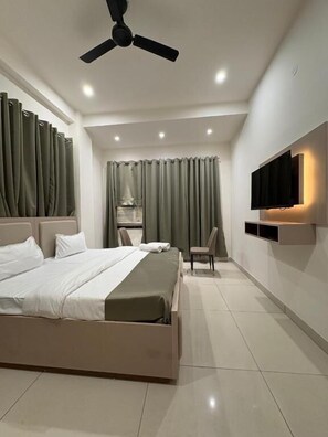 Deluxe Double Room, Balcony, City View | Free WiFi - Shft-In Hotel (Noida)