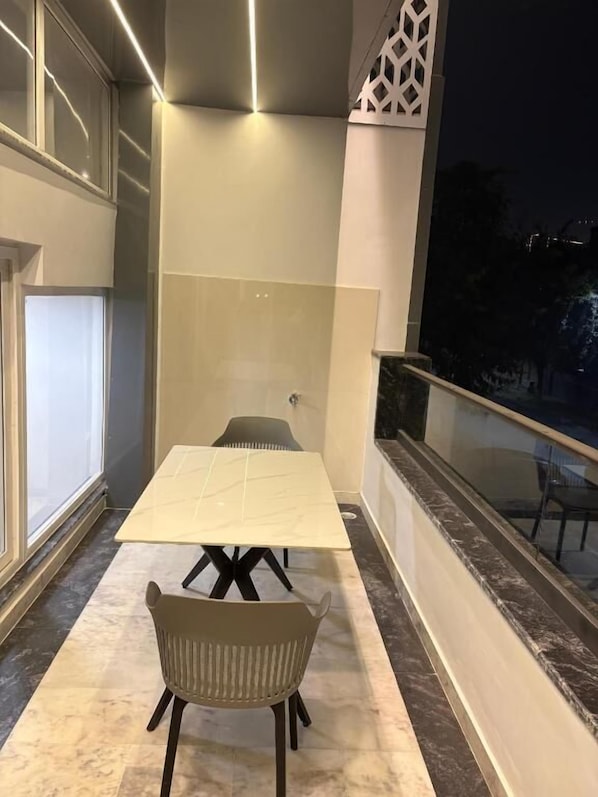 Outdoor dining - Shft-In Hotel (Noida)