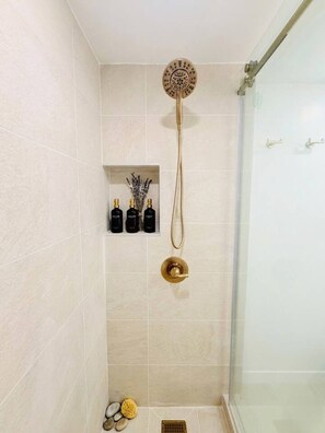 Hair dryer - Modern Island Retreat | Central Location + Parking (Honolulu)