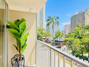 Property grounds - Modern Island Retreat | Central Location + Parking (Honolulu)