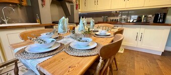 Bakewell Family Retreat - Views, Parking & Pets Welcome!