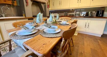 Bakewell Family Retreat - Views, Parking & Pets Welcome!