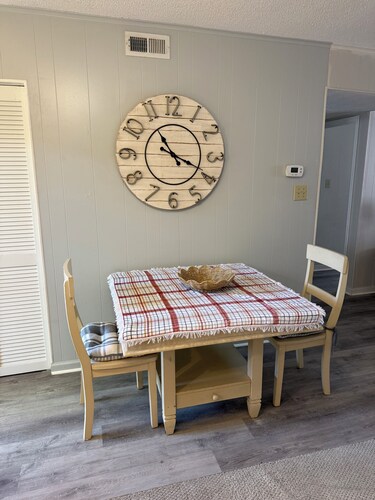 Cherry Point Landing- Cozy 2 bedroom, 1 bath apartment