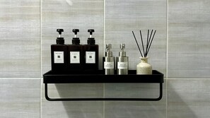 Regadera, secadora de cabello, toallas, jabón