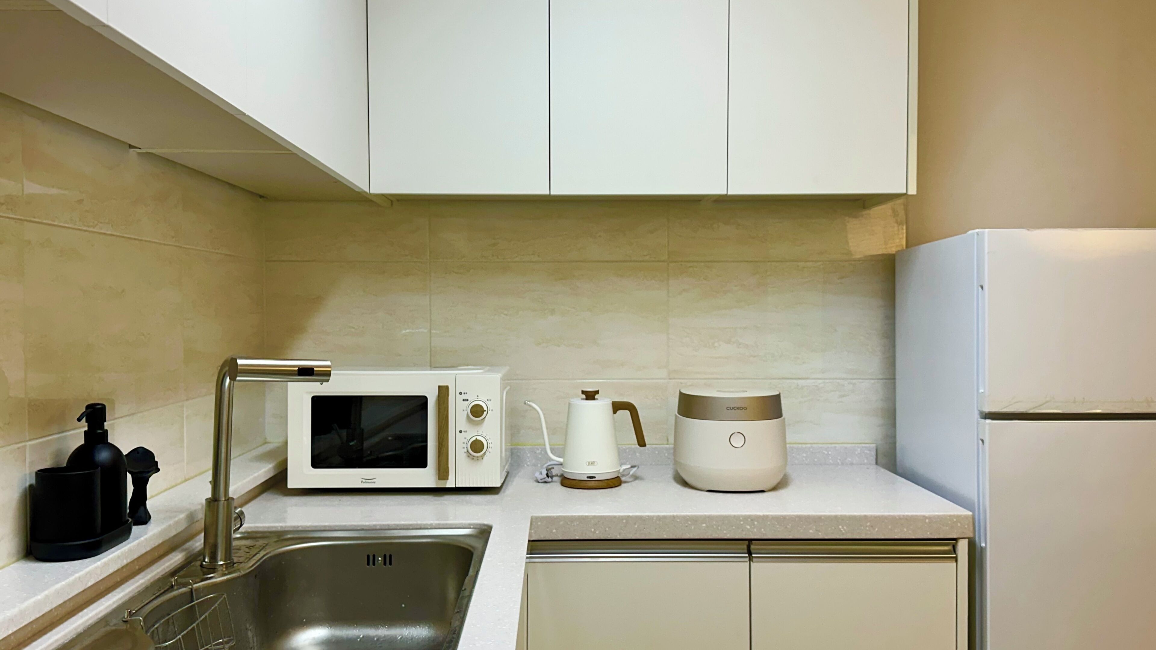 Réfrigérateur, micro-ondes, plaque de cuisson, bouilloire électrique
