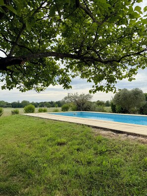A swimming pool surrounded by grass and trees. - Liorelys en Provence - Charming house with swimming pool (L'Isle-sur-la-Sorgue)