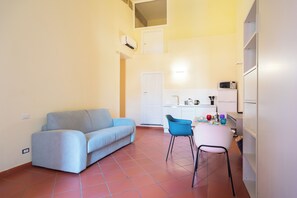 Smart TV - The Supreme Penthouse | Iconic Terrace in Old Naples for group 5BR/5BA (Napoli)