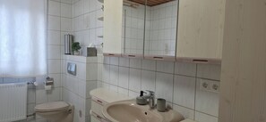 Haartrockner, Handtücher, Seife, Toilettenpapier