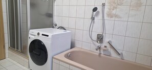 Haartrockner, Handtücher, Seife, Toilettenpapier
