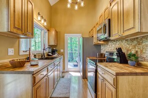 House | 2 bedrooms, Internet - Pine and Peak - Hot Tub Fire Pit Dog Friendly - Gatlinburg Arts Crafts Community - Sleeps 6 (Gatlinburg)
