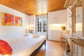 Tabla de planchar con plancha, cuna de viaje, wifi y ropa de cama 