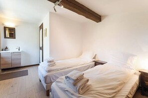 Iron/ironing board, travel cot, WiFi, bed sheets