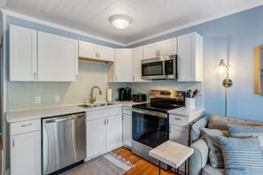 冰箱、微波炉、烤箱、炉灶