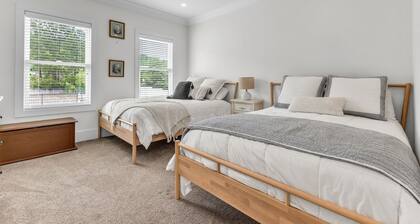 New! Lake It Easy at Lake Martin! 4BR/3.5BA with beach area, small pets ok!