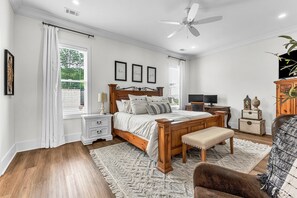 Desk, iron/ironing board, travel cot, WiFi - New! Lake It Easy at Lake Martin! 4BR/3.5BA with beach area, small pets ok! (Alexander City)