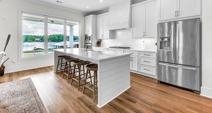 New! Lake It Easy at Lake Martin! 4BR/3.5BA with beach area, small pets ok!
