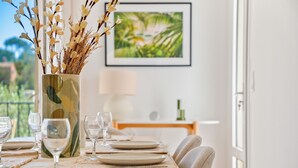 A dining table set with plates, glasses, and a vase with branches. - Villa Rosa Lia, swimming pool, pétanque, near the sea (Carqueiranne)