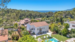 A residential area with houses, a swimming pool, and a view of the sea. - Villa Rosa Lia, swimming pool, pétanque, near the sea (Carqueiranne)