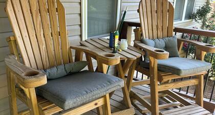 Waterfront River retreat-4 Bedroom house,firepit, kayaks, boat ramp, 100ft dock.