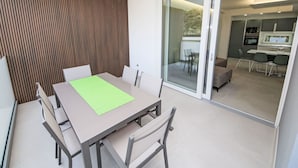 Una cocina moderna con un ventanal corredero que da a un balcón.
