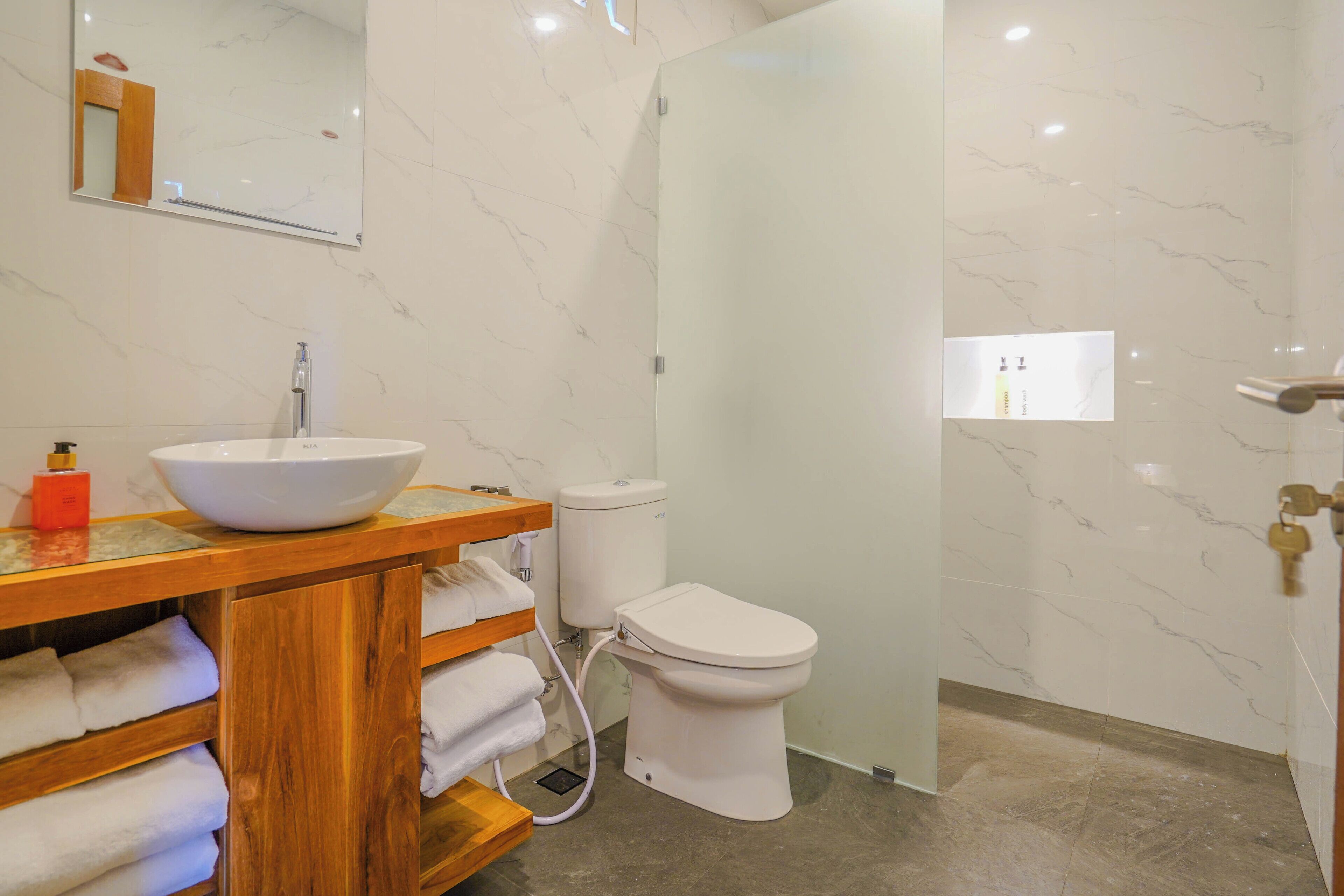Studio Suite dành cho gia đình | Phòng tắm | Buồng tắm vòi sen, khăn tắm, xà phòng, dầu gội 