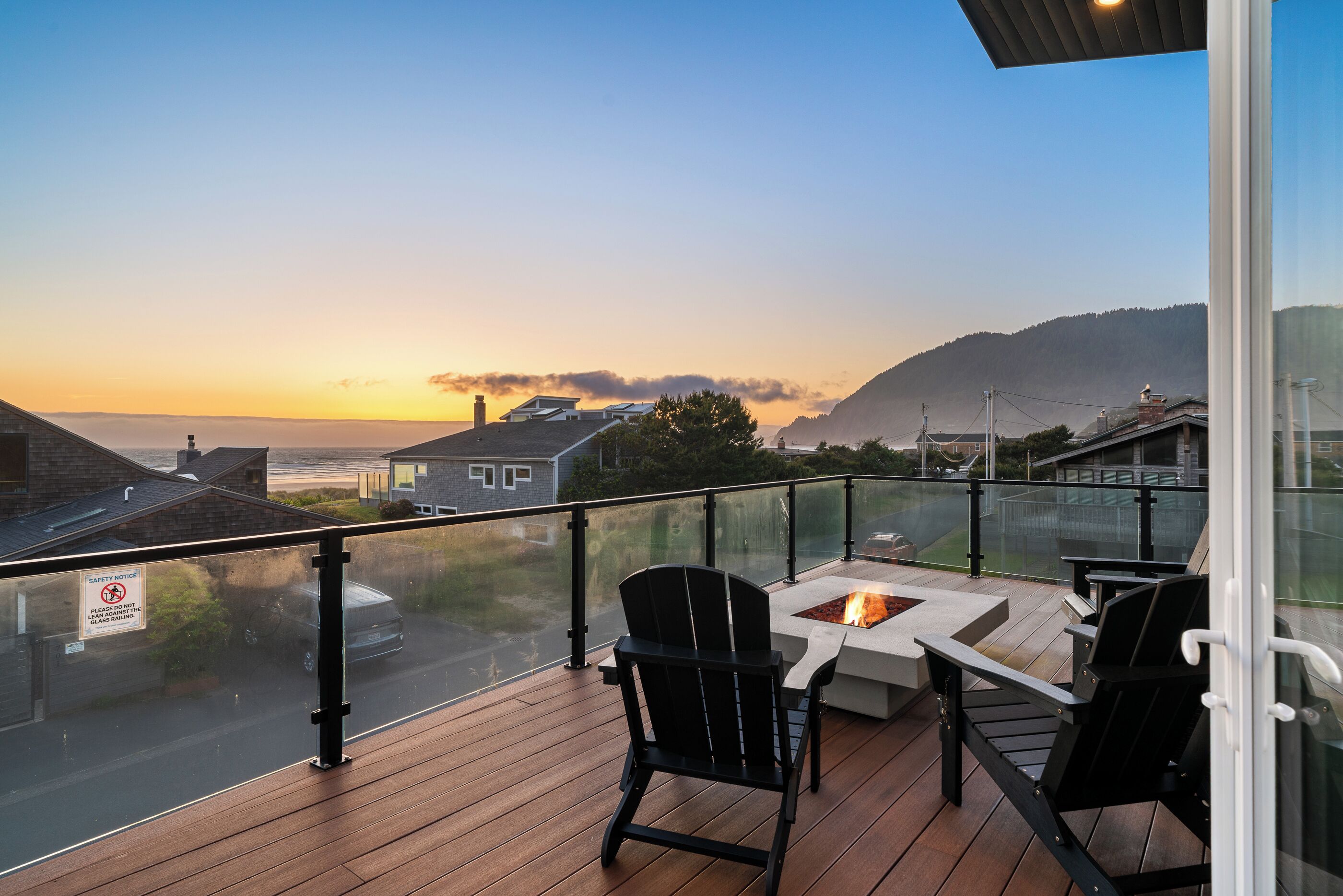 Across the street from the beach with spectacular views, outdoor fire table.