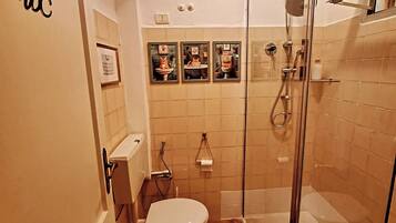 Haartrockner, Handtücher, Seife, Toilettenpapier