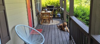 Enjoyable 2-bedroom cottage in Afton Virginia.
1.5 miles from the best winery!