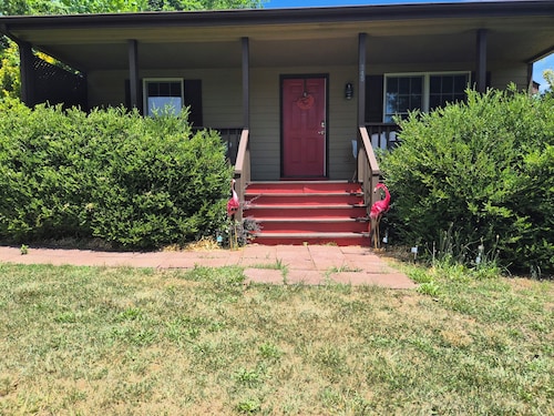 Enjoyable 2-bedroom cottage in Afton Virginia.
1.5 miles from the best winery!