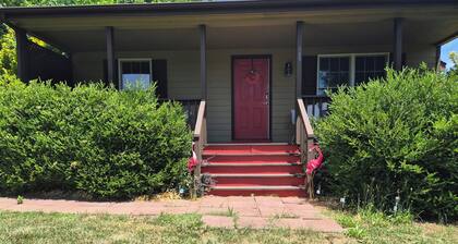 Enjoyable 2-bedroom cottage in Afton Virginia.
1.5 miles from the best winery!